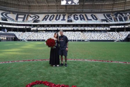 Rubens pede namorada em casamento na Arena MRV