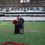 Ex-Atlético, Rubens pede namorada em casamento na Arena MRV; veja fotos