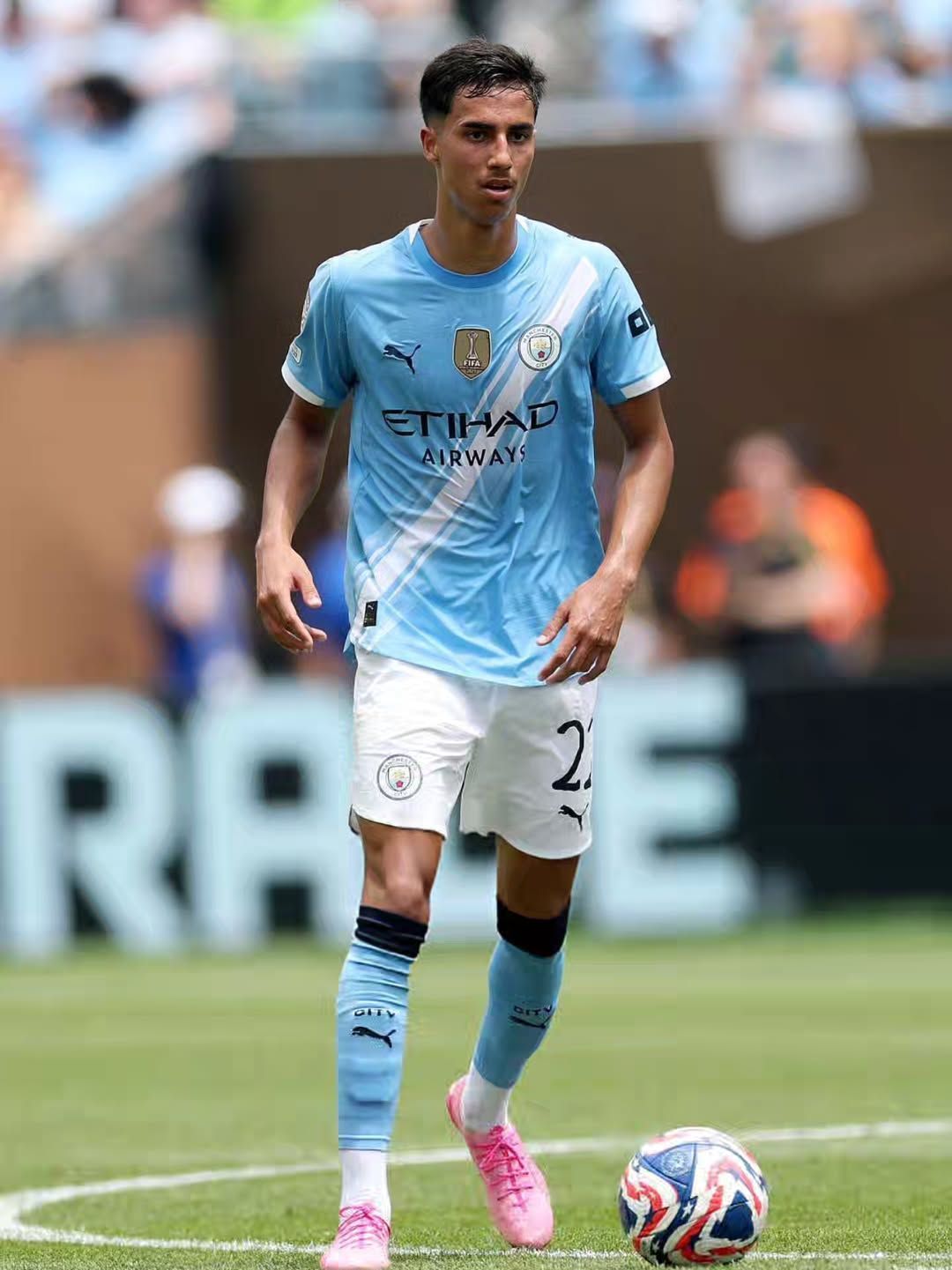 Manchester City encaminha empréstimo de zagueiro ex-Palmeiras a clube espanhol