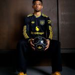 Manchester United lança nova camisa inspirada em 'bad boy' dos anos 90; entenda