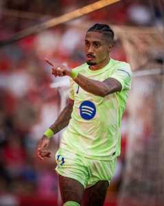 Raphinha fez um dos dols do Barcelona na vitória por 3 a 0 contra o Mallorca, por La Liga