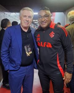 Carlo Ancelotti e Roger Machado, no Beira Rio, nesta quarta-feira (20)