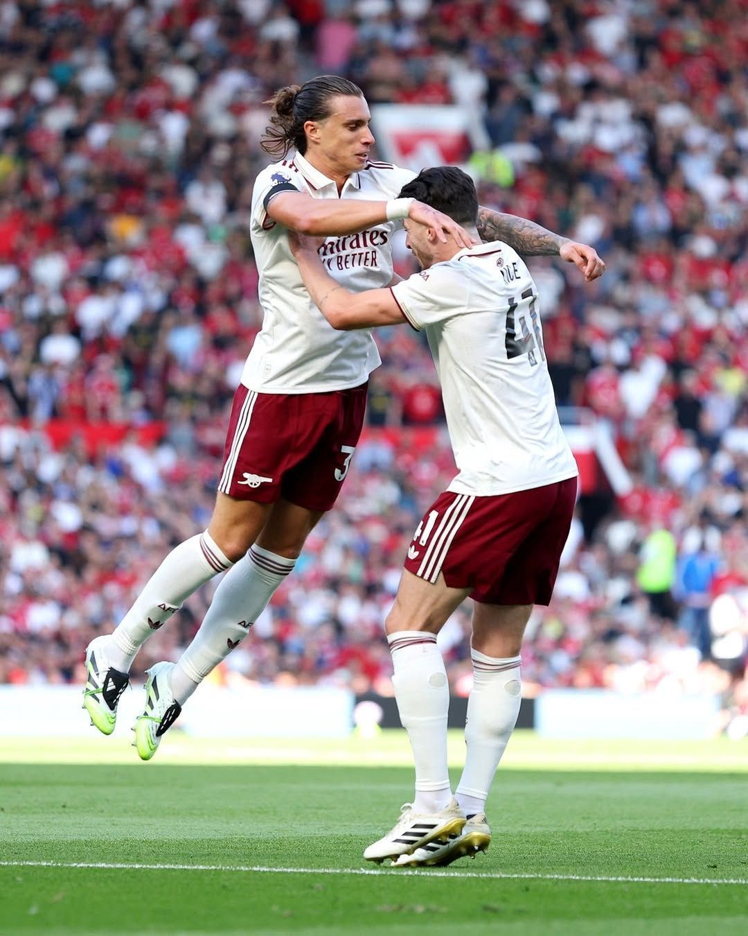 Zagueiro marca, e Arsenal vence Manchester United pela Premier League