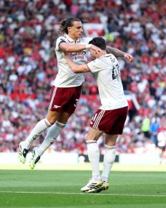 Calafiori e Declan Rice celebram gol do Aresenal contra o Manchester United