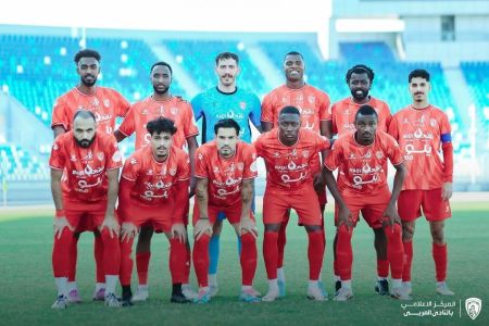 Vinícius Araújo, ex-jogador do Cruzeiro, posado com o Al-Arabic-SAU antes de jogo amistoso