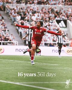 Rio Ngumoha, do Liverpool, celebra gol diante do Newcastle nesta segunda-feira (25), na Premier League