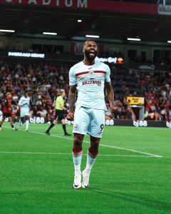 Igor Thiago celebra gol pelo Brentford nesta terça-feira (26), contra o Bournemouth