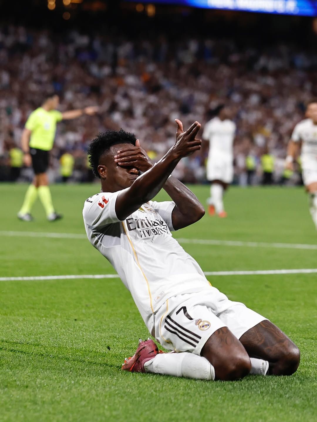 Vini Jr marca, Real Madrid vence o Mallorca de virada e assume a liderança de La Liga