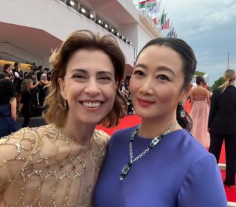 Fernanda Torres usou conjunto da Giorgio Armani no Festival de Veneza