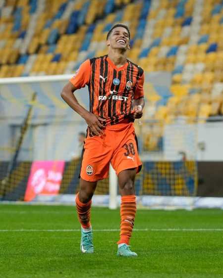 Pedrinho, ex-Atlético, comemorando gol pelo Shakhtar Donetsk