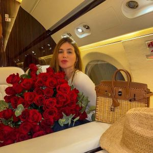 Virginia Fonseca exibe buquê de flores que ganhou de presente