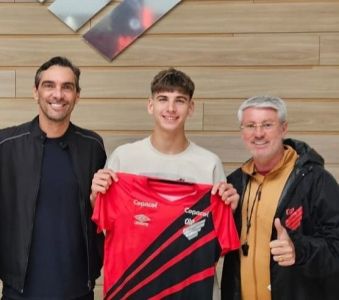 Patrick no meio do campeão olímpico Giba, à esquerda, e do técnico Odair Hellmann, à direita