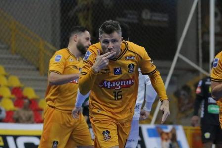 Genaro, do Magnus, celebra gol diante do Praia Clube