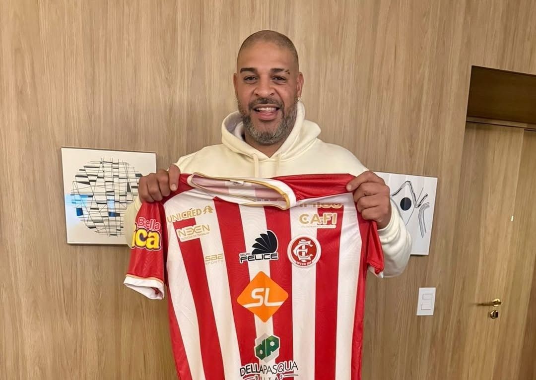 Adriano Imperador posa com camisa de clube do interior gaúcho
