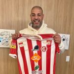 Adriano Imperador posa com camisa de clube do interior gaúcho