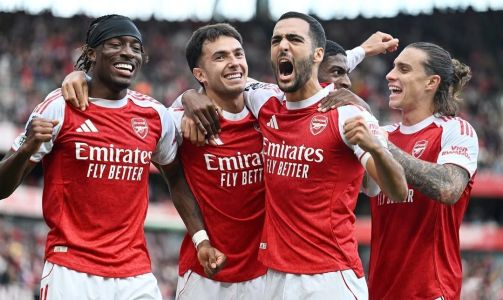 Jogadores do Arsenal comemoram vitória na Premier League