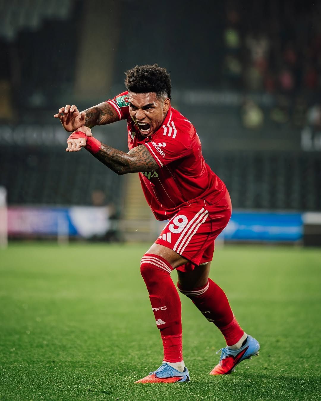 Ex-Botafogo desencanta, mas Nottingham Forest sofre virada e cai na Copa da Liga