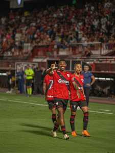 Lelê faz sua tradicional comemoração pelo Atlético-GO, contra o Avaí