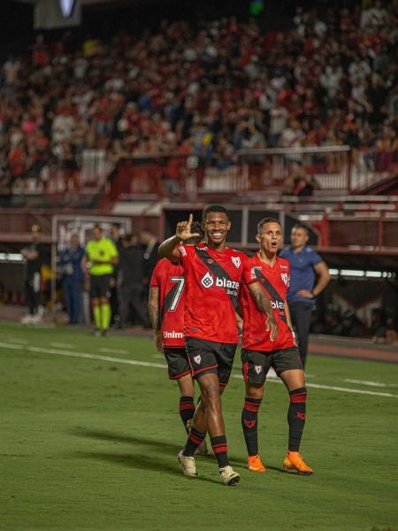 Lelê faz sua tradicional comemoração pelo Atlético-GO, contra o Avaí
