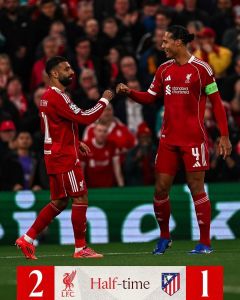 Mohamed Salah e Van Dijk celebram vitória do Liverpool diante do Atlético de Madrid, nesta quarta-feira (17)
