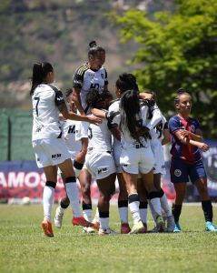 Time do Atlético celebra gol diante do Itabirito, neste domingo (28)