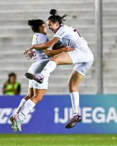 Jogadoras da Ferroviária celebram gol diante do ADIFFEM