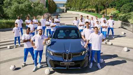 Jogadores do Real Madrid posam ao lado de carro de luxo