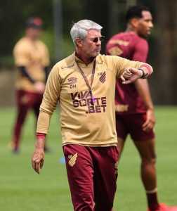 Odair Hellmann treina o Athletico para enfrentar o Coritiba