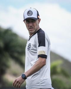 Rui Duarte, treinador português, vai comandar o Athletic contra o Avaí