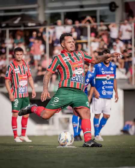 Bill cobrando pênalti em estreia pelo Trieste