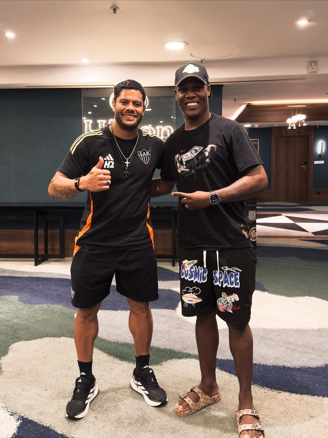 Em encontro inusitado, Hulk dá camisa autografada do Atlético a MC Kekel