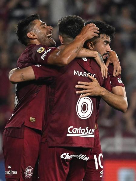 Time do Lanús celebra gol pelo Campeonato Argentino