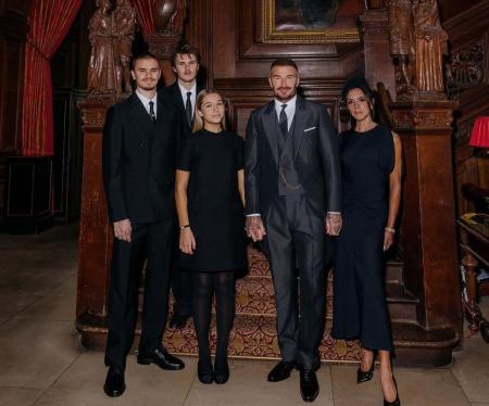 David Beckham posa com os filhos e a esposa após ser condecorado