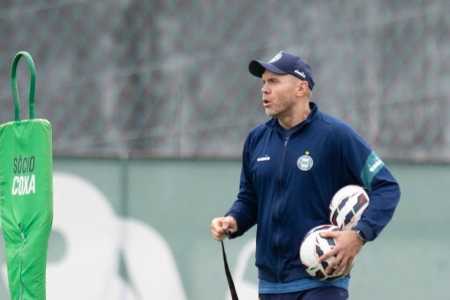 Técnico Mozart Santos prepara equipe do Coritiba para mais um jogo pela Série B