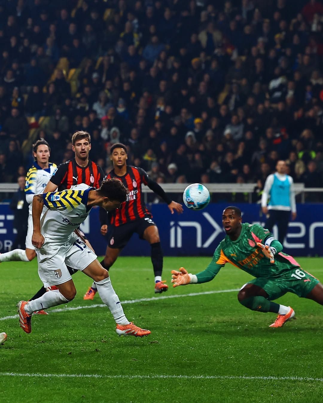 Milan abre dois gols de vantagem, mas vacila e cede empate ao Parma no Italiano