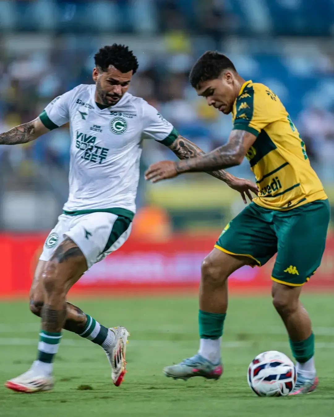 Com direito a 'lei do ex', Goiás bate Cuiabá e volta ao G4 da Série B
