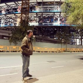 Lionel Messi observa o Camp Nou, em Barcelona, neste domingo (9)