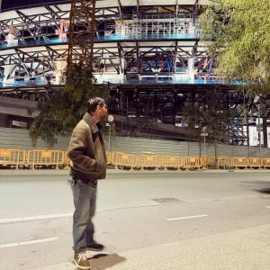 Lionel Messi observa o Camp Nou, em Barcelona, neste domingo (9)
