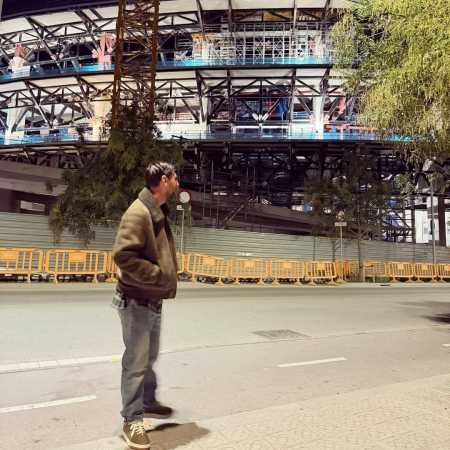 Lionel Messi observa o Camp Nou, em Barcelona, neste domingo (9)