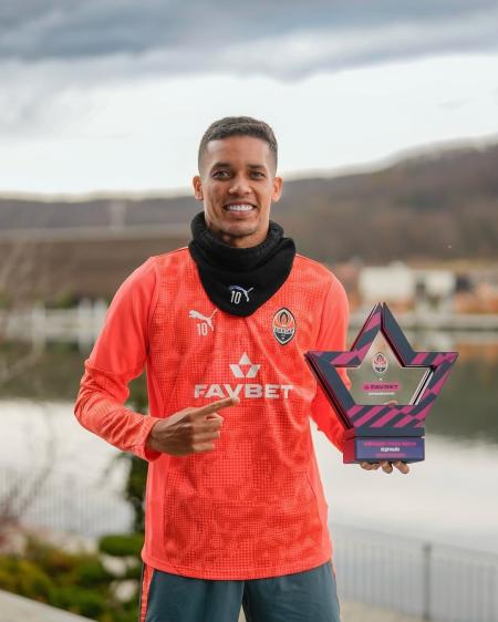 Pedrinho, ex-Atlético e Corinthians, ganhou prêmio na Europa