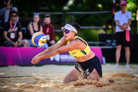 Duda Lisboa em partida de vôlei de praia