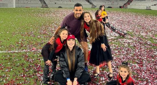 Alan Kardec, atacante do Athletico-PR, ao lado da família na Arena da Baixada