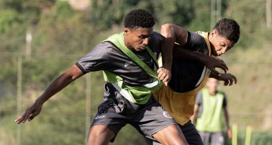 Zagueiro Wallace e atacante Gui Moura durante treino do Itabirito