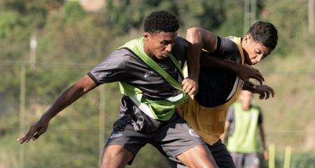 Zagueiro Wallace e atacante Gui Moura durante treino do Itabirito