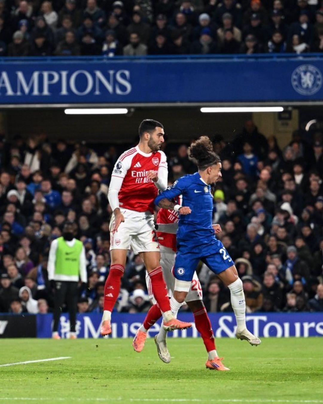 Com expulsão no 1º tempo, Chelsea e Arsenal empatam em clássico pela Premier League