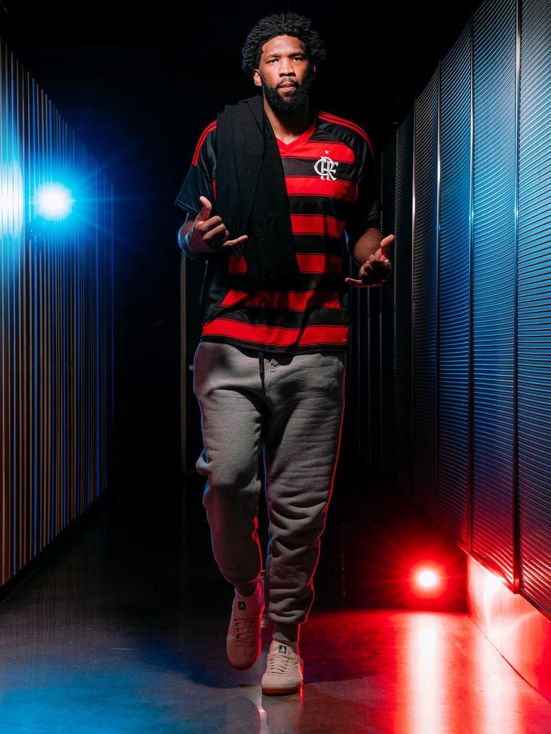 Astro da NBA posa com camisa e cita hino do Flamengo após título da Copa Libertadores