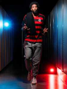 Joel Embiid, astro da NBA, com a camisa do Flamengo