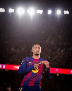 Raphinha marcou para o Barcelona em vitória contra o Atlético de Madrid