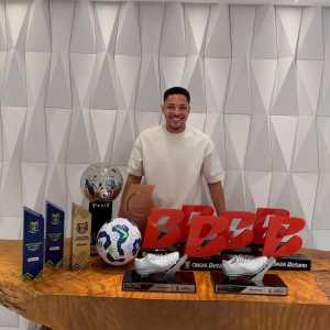 Vitor Roque posou com os prêmios individuais da temporada