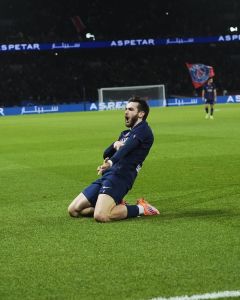 Kvaratskhelia fez dois gols pelo PSG neste sábado (6)